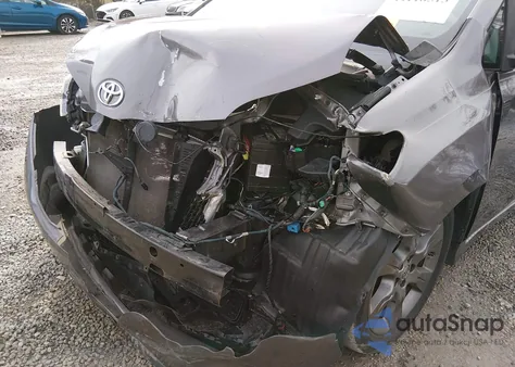 2013 Toyota Sienna Se 8 Passenger z USA, uszkodzony, nr VIN 5TDXK3DC4DS349289